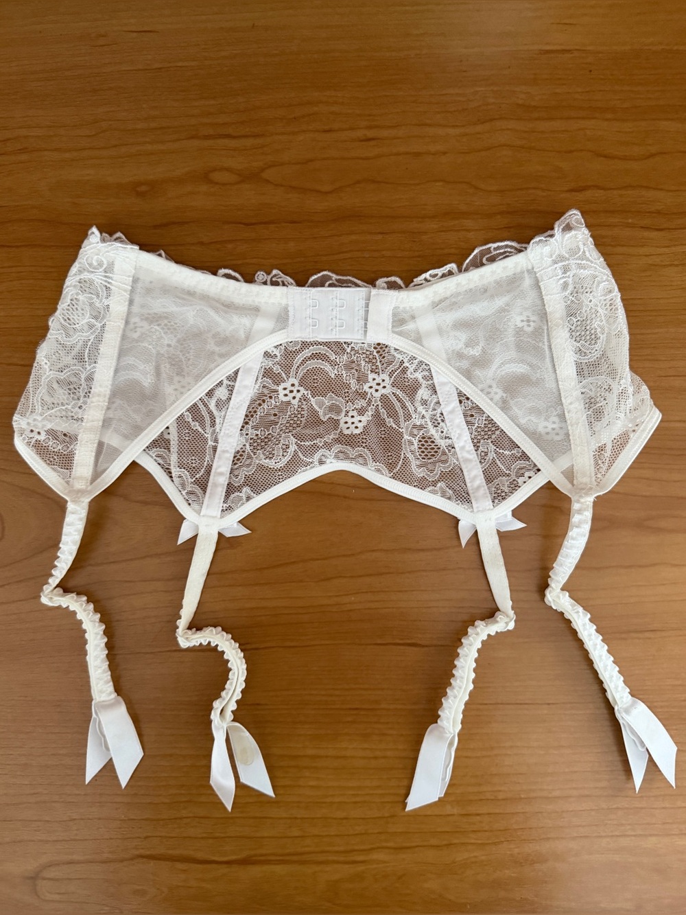 RARE Lise Charmel Soir de Venise
Lace Garter Belt in White - Picture 4 of 6